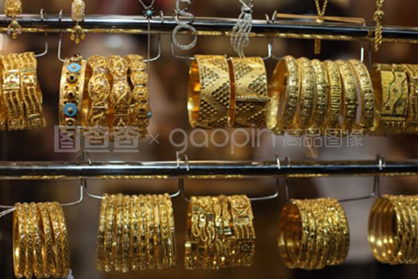 在卡塔尔多哈黄金市场出售的珠宝